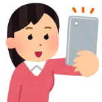 化け物みたいな顔した女のスマホが白く光っているんだけど
