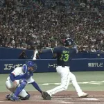 オスナまたかよ…　振り回したバットが石伊の頭部に
