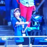 牧野真莉愛、日本ハムファイターズの団旗を振る