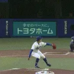 球場騒然 オスナが空振りしたバットが中日・石伊の頭に直撃 治療でベンチへ