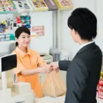 【爆笑】コンビニ店員さん同士がガチで殴り合いしてる動画、ヤバすぎるwwwwwwwwww