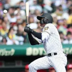 阪神・森下翔太　左手首に死球受けるも「大丈夫です」　8回先頭で勝ち越し機演出の右二塁打