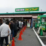 【画像】愛知県民さん、スーパーの開店日に歩道まで大行列を作ってしまう