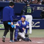 【悲報】オスナさん、また空振りしたバットが中日・石伊の頭に直撃　治療でベンチへ