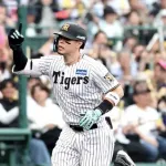 阪神・佐藤輝Ｖ弾で首位奪取　藤川監督セ最速タイ１００勝祝砲「もっと上にいけるように僕たちも頑張ります」