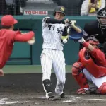 虎に激震！　阪神・近本光司が「左手首の骨折」と診断、痛恨の長期離脱へ　26日広島戦で死球受け交代