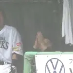 ロッテ西川史礁「やっと2号ホームランが出たのに雨降ってきて中断か...ん？ソフトバンクベンチが何か賑やかだな...」