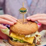 【悲報】ハンバーガー屋さん「ハンバーガーに刺してるピック(原価1300円)が盗まれまくって辛い」wwwwwwwwww