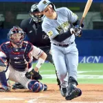 【阪神】森下翔太＆中野拓夢は自力歩行で引き揚げるも「痛いですね」「明日？　状況、様子を見てという感じになると思う」ともに自打球で途中交代の非常事態