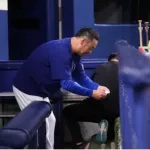 中日松中コーチ、試合前に盛り塩をする様子を捉えられる