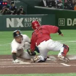 巨人・平山、好走塁！ 持丸のタッチをかいくぐってホームイン
