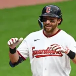 【MLB】少女がおっさんにホームランボールを強奪される→おっさん、球団を通じて少女に返却