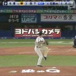 神宮騒然！　阪神・森下の頭付近へのボールに藤川監督がベンチ出る　虎党からは怒号