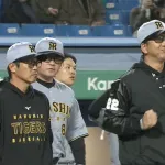藤川監督、乱闘みたいな雰囲気で代走を告げに行くwwwwwwww