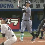 佐藤輝明、会心のホームラン！ 森下に追いつき三冠王に