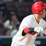 カープ坂倉4番フォルム(打率.466 8打点)、好調の秘訣は左目つぶるルーティンと1塁守備！