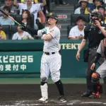 【悲報】佐藤輝明の打球、「加速しながらポップアップしてグラブを貫通して破壊していた」wwwwwwwwwwwwwwwwwwww