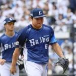 緊急降板した西武平良、右腕の違和感も出場登録抹消せずwwwww
