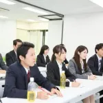 【悲報】最近のZ世代さん「自分で考えろって言われるのダルい。マニュアル寄越せ」wwwwwwwwww