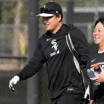 【朗報】村上宗隆の通訳「球場では少し距離を置いている。通訳がいなくてもコミュニケートできる選手になって欲しい」
