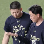 岸田監督 京セラドームグラウンドでニジイロクワガタを見つける
