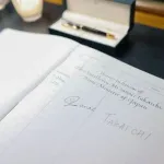【国辱】高市早苗さん、オーストラリア連邦議会の国賓芳名録への記帳で絵文字を書いてしまう・・・・・・・・・