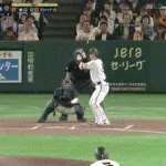 【巨人対ヤクルト8回戦】巨人・松本剛、１アウト一二塁から送りバント失敗…
