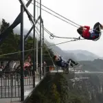 【悲報】16歳JKさん、パルクールに失敗してしまう・・・・・・・・・