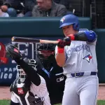 岡本和真〝超量産〟5月5戦5発の10号ソロ　村上宗隆を追走　年間45本ペース　キング争いリーグ5位タイ　右中間へ124.6m