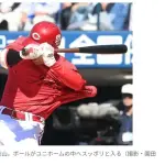 【画像】広島・秋山翔吾を襲った珍しい死球　ボールが胸元からユニホームの中に