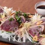 【悲報】カツオのタタキさん、ガチで血生臭いのに美味い扱いされてしまうwwwwwwwwww