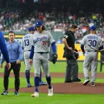 ドジャース先発グラスノーが腰痛で緊急降板　わずか19球…通算1000奪三振達成も2回投球練習中に異変