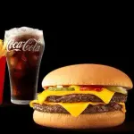 【悲報】マクドさんの公式CM、モデルがバーガーを一切食べていないことがバレて炎上してしまうｗｗｗｗｗｗｗｗｗｗ