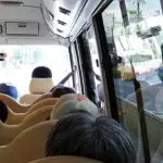【悲報】68歳無職男性さん、善意のボランティアでバスを運転した結果1人死亡20人負傷で逮捕されてしまう・・・・・・・・・