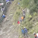 【悲報】バイク女さん、山道でアクセルとブレーキを間違えた結果がヤバすぎるｗｗｗｗｗｗｗｗｗｗ