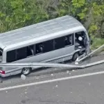 【悲報】高校生1人死亡のバス事故、運転手が「知り合いの知り合い」の無職だった・・・・・・・・・
