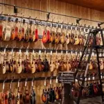 【悲報】米国の楽器店で弾かれまくったギターリフTOP10さん、曲が古すぎるｗｗｗｗｗｗｗｗｗｗ