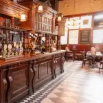 【悲報】おしゃれなイギリス酒場「ぬいぐるみの撮影はお控えください」ぬい活民さん、ブチギレるwwwwwwwwww