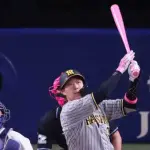 母の日である10日、糸原、大山、佐藤、森下がピンクの道具でプレー