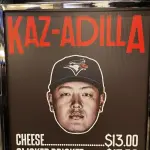 ブルージェイズ、新球場グルメ『岡本ケサディーヤ』販売開始 即席岡本看板も