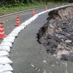 【悲報】日本の道路さん、陥没しまくってしまうｗｗｗｗｗｗｗｗｗｗ