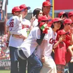 カープ赤木が母と完封リレーで最下位脱出！二俣2打点！坂倉モンテロ適時打！持丸大盛マルチ！辰見2盗塁！塹江回跨ぎ2年ぶり勝利で連敗ストップ！【広島4-0ヤクルト/試合結果】