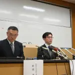 【悲報】マイクロバス事故の学校さん、会見で顧問だけ喋らせてしまうwwwwwwwwww