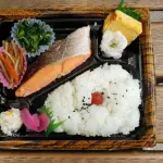 【🍱】市販の弁当に混ざってると少しだけ「🥺」な顔になる具材
