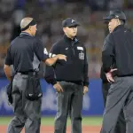 阪神　伏見にサンタナのスイングしたバットが左肩付近に直撃　後逸して走者が二塁へ進むも一塁へ戻して再開　危険スイングとは判定されず