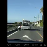 【悲報】男さん、路上のど真ん中で突然車両整備を始めてしまうｗｗｗｗｗｗｗｗｗｗ