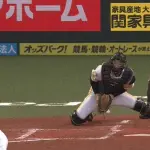 トレード即スタメンの山本祐大、暴投をトンネルしてしまう