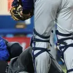 【悲報】川上球審、オスナのバット投げ事故からまもなく一ヶ月が経過するがまだ意識戻らず…