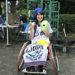 【悲報】車いすアイドルさん「座って楽してる」と言われてしまう・・・・・・・・・