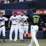 ヤクルト池山監督、中日井上監督に屈する